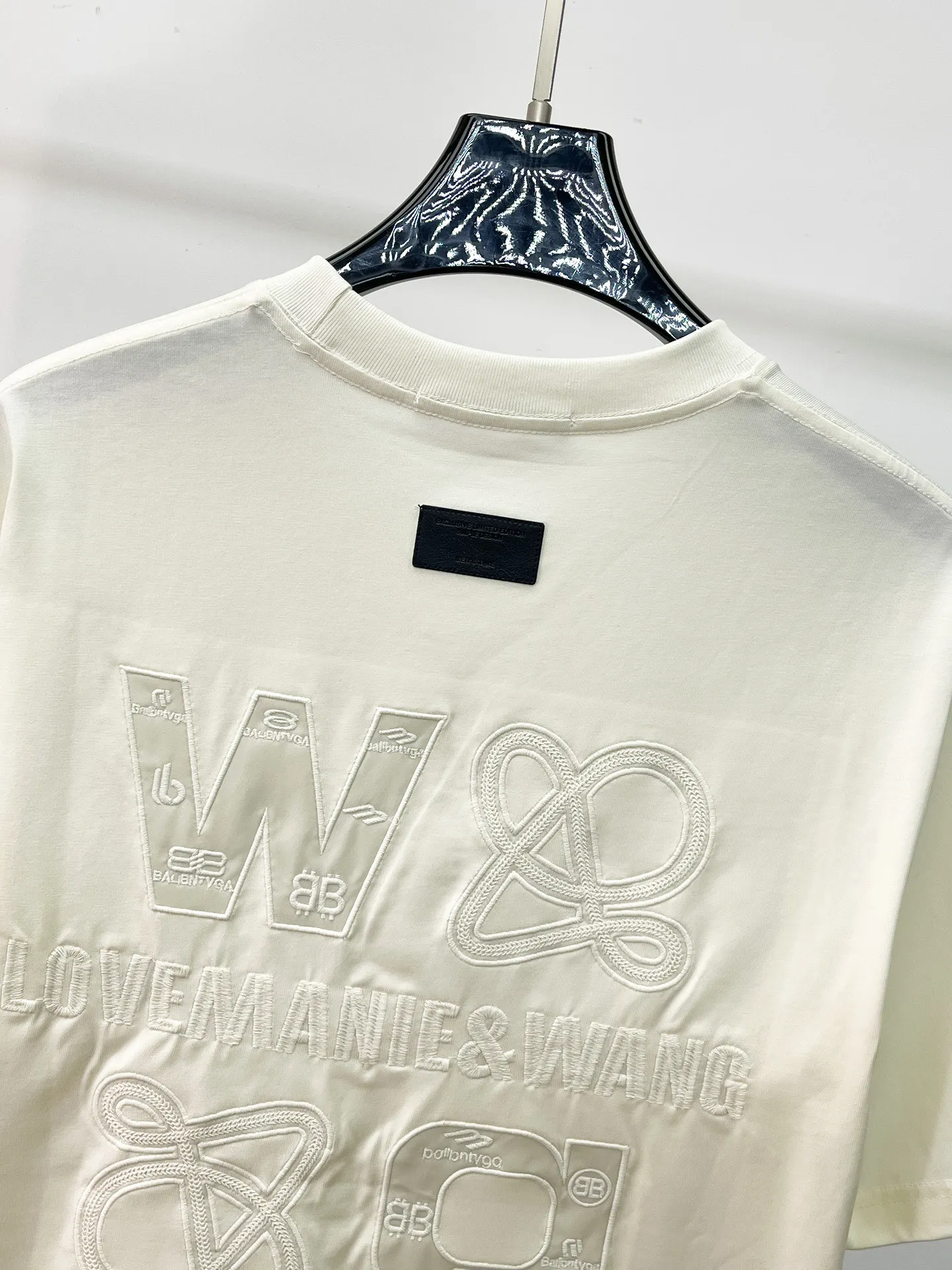 Balenciaga's high-end top-quality products 🐮2026 Spring and Summer New Arrival first counter, the latest New Arrival short-sleeved round neck T-shirt, Premium customized design, avant-garde and fashionable! Brand logo heavy craftsmanship design Premium customized 260g fabric. Soft to the touch. Comfortable to wear. Counter-level exquisite stitching. Fine workmanship. The upper body effect is incomparably handsome! A must-have item for men and women with the same style! Sizes: S~XXL When placing an order, please state your height and weight. The maximum wearing size is 210 pounds (one size larger)